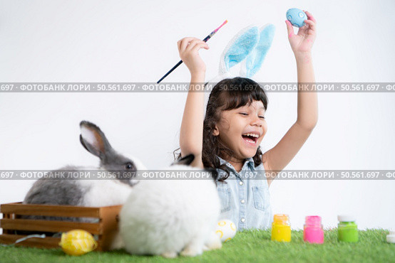 Easter bunny fun with little children the beauty of friendship between humans and animals. Стоковое фото, агентство Ingram Publishing / Фотобанк Лори