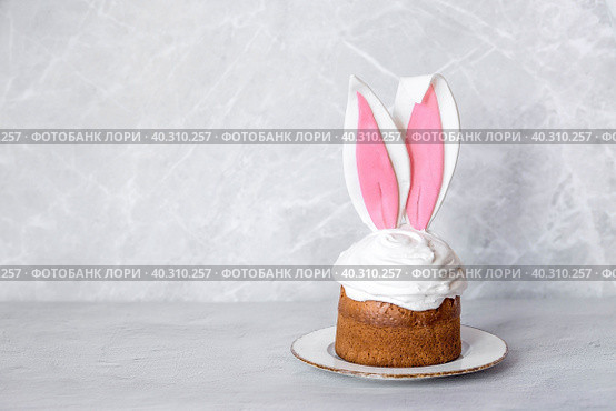 Easter cake with rabbit (hare) ears on a light concrete background. Happy Easter. Стоковое фото, фотограф Photojuli / Фотобанк Лори