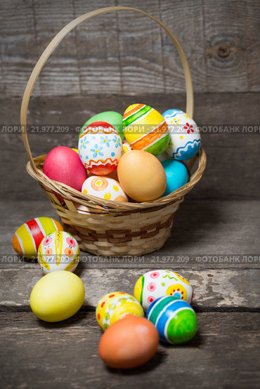 Easter eggs in the basket. Стоковое фото, фотограф Типляшина Евгения / Фотобанк Лори