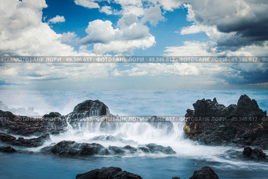 Easter Island rocky coast. The waves of the Pacific Ocean. Стоковое фото, агентство Ingram Publishing / Фотобанк Лори
