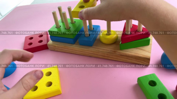 Eco wooden toys. The child collects a sorter. Educational logic toys for kids. Games for Child Development. Стоковое видео, видеограф Ирина Старикова / Фотобанк Лори