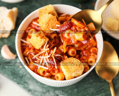Еда вкусных макарон и фасоли в миске, крупным планом. Стоковое фото, фотограф Pixel_shot / Фотобанк Лори