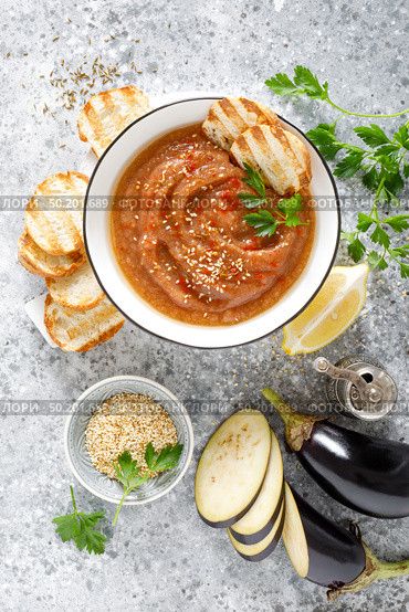 Eggplant hummus with ingredients for cooking. Traditional vegan arabic aubergine appetizer. Baba Ghanoush. Стоковое фото, агентство Ingram Publishing / Фотобанк Лори