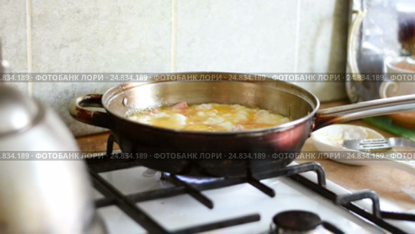 Eggs and sausage in a frying pan. Стоковое видео, видеограф Сергей Кальсин / Фотобанк Лори