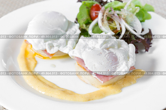 Eggs Benedict- toasted English muffins, ham, poached eggs, and delicious buttery hollandaise sauce for breakfast. Стоковое фото, агентство Ingram Publishing / Фотобанк Лори