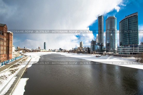Екатеринбург . Городской пруд и Екатеринбург - сити. Редакционное фото, фотограф Сергеев Валерий / Фотобанк Лори
