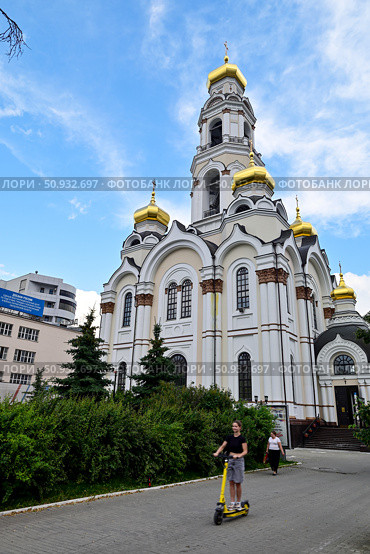 Екатеринбург. Храм-колокольня Большой Златоуст (Максимилиановская церковь) (2024 год). Редакционное фото, фотограф Александр Тараканов / Фотобанк Лори