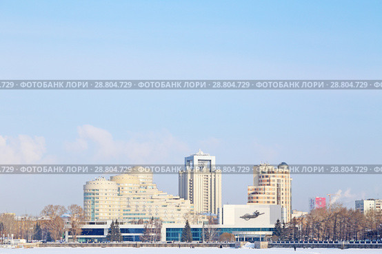 Екатеринбург. ККТ "Космос" и современные высотные здания рядом с ним (2015 год). Редакционное фото, фотограф Светлана Зотеева / Фотобанк Лори