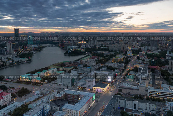 Екатеринбург. Вид на город со смотровой площадки БЦ "Высоцкий" на вечерний город (2024 год). Стоковое фото, фотограф Pukhov K / Фотобанк Лори