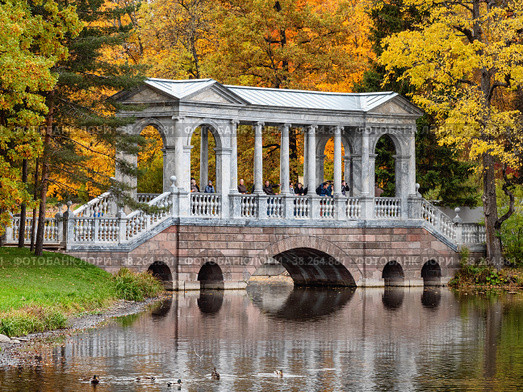 Екатерининский парк (Царское Село). Мраморный мост. Catherine Park (Tsarskoye Selo). Marble Bridge. (2021 год). Редакционное фото, фотограф Евгений Романов / Фотобанк Лори