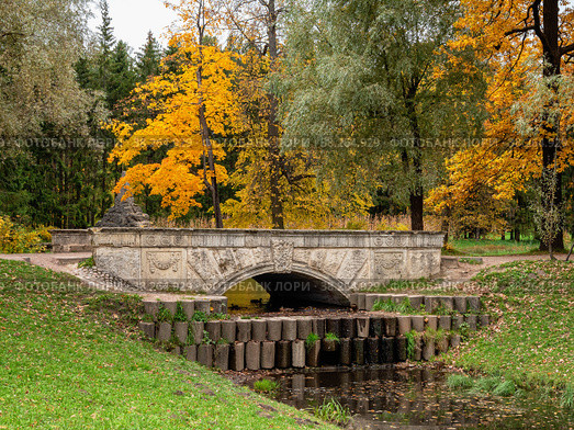 Екатерининский парк (Царское Село). Пудостский мост. Catherine Park (Tsarskoye Selo). The Pudostsky Bridge. (2021 год). Редакционное фото, фотограф Евгений Романов / Фотобанк Лори
