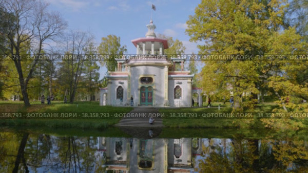 Екатерининский парк (Царское Село). Верхние пруды, Китайская беседка. Catherine Park (Tsarskoye Selo). Upper Ponds, Chinese gazebo. (2021 год). Редакционное видео, видеограф Евгений Романов / Фотобанк Лори