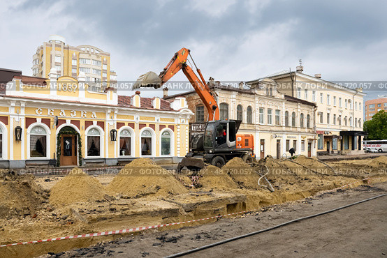Экскаватор роет траншею во время ремонта улицы Коммунальной в Тамбове. Редакционное фото, фотограф Инна Грязнова / Фотобанк Лори