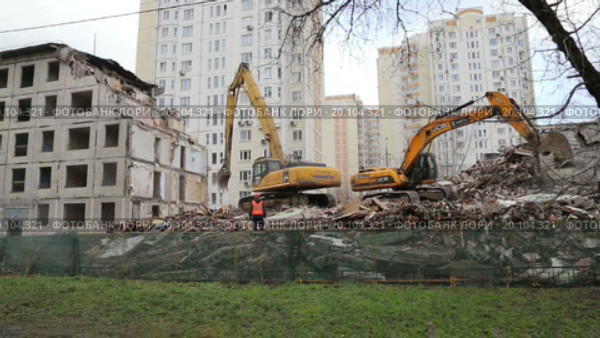 Экскаваторы сносят жилой дом в Москве, таймлапс (2016 год). Редакционное видео, видеограф Владимир Журавлев / Фотобанк Лори