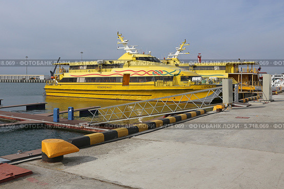 Экскурсионный катер сочи-1 в морском порту, Сочи (2014 год). Редакционное фото, фотограф Алексей Гусев / Фотобанк Лори
