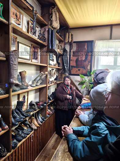 Экскурсовод проводит экскурсию в музее валенка в Мышкине. Редакционное фото, фотограф Мария Сергеева / Фотобанк Лори