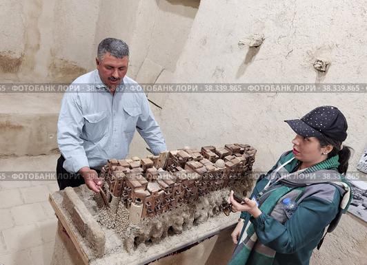 Экскурсовод рассказывает про историю Замка-Крепости в городе Изед-Хаст (Иран) (2022 год). Редакционное фото, фотограф Максим Гулячик / Фотобанк Лори