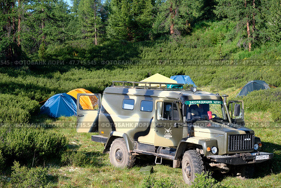 Экспедиционный лагерь с автомобилем Вепрь на переднем плане. Tourist camp in Altai mountains. Russian car Vepr is on foreground. (2023 год). Редакционное фото, фотограф Сергей Пристяжнюк (Serg Zastavkin) / Фотобанк Лори