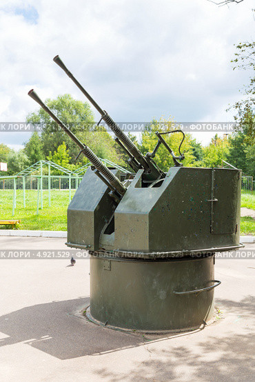 Экспозиция "Военная техника". 25-мм спаренное универсальное орудие 2М-3. Город Малоярославец. Калужская область (2013 год). Редакционное фото, фотограф Сергей Лаврентьев / Фотобанк Лори