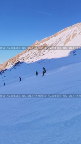 Экстремальный спуск с горы! Смотрите, как лыжник демонстрирует невероятную скорость и мастерство, обгоняя соперников на лыжах и скейтбордах. Стоковое видео, видеограф Ярославский Максим / Фотобанк Лори