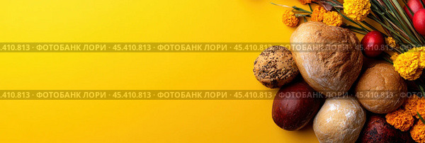 Эквадорский праздник Дня мертвых, плоский стол с хлебом и бархатцами на желтом фоне. Стоковое AI-изображение, AI-художник ФотоИнтеллект / Фотобанк Лори