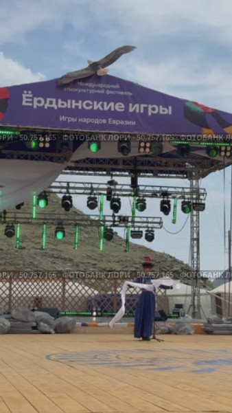 ELANTSY, IRKUTSK REGION, RUSSIA - July 5, 2025: Erdynskie Games – festival of nomadic peoples of Eurasia. Vertical video of beautiful Buryat girl takes part in beauty contest. Редакционное видео, видеограф Виктория Катьянова / Фотобанк Лори