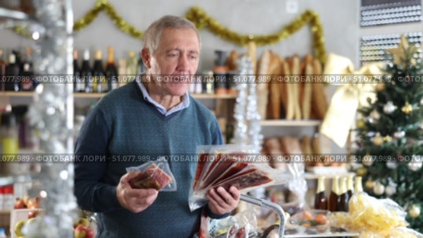 Elderly man choosing jamon in grocery store. Стоковое видео, видеограф Яков Филимонов / Фотобанк Лори
