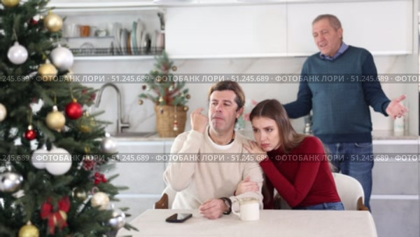 Elderly man quarreling with man and woman couple. Стоковое видео, видеограф Яков Филимонов / Фотобанк Лори