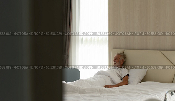 Elderly patients with depressive symptoms waking up in the morning to do light exercise and have breakfast. Стоковое фото, агентство Ingram Publishing / Фотобанк Лори