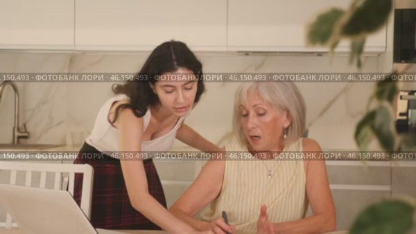 Elderly woman meeting financial advisor for investment at home. Стоковое видео, видеограф Яков Филимонов / Фотобанк Лори