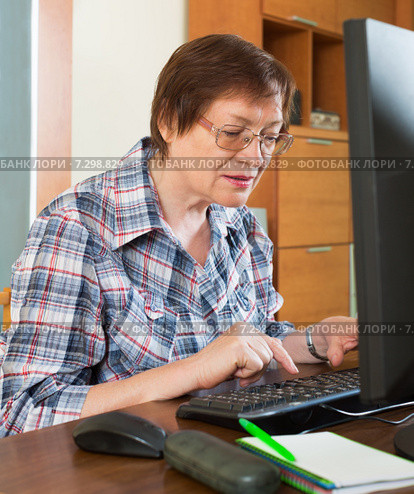 Elderly woman working with computer. Стоковое фото, фотограф Яков Филимонов / Фотобанк Лори