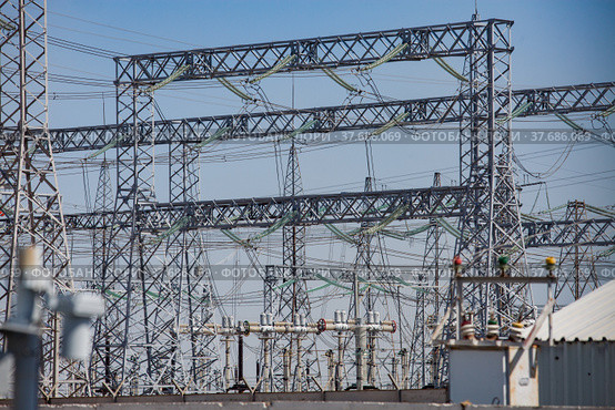 Electric pylons and cables on distribution and transformer substation. Blue sky background. Стоковое фото, фотограф Alexey Rezvykh / Фотобанк Лори
