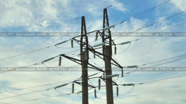 Electricity pylons rising against a backdrop of a cloudy sky in crimea, ukraine, supporting essential power lines for energy distribution. Стоковое видео, видеограф Mikhail Davidovich / Фотобанк Лори