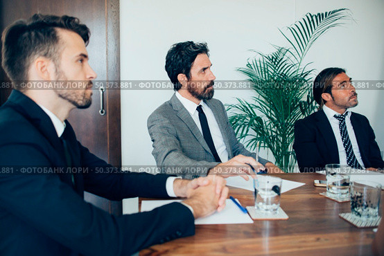 elegant businessmen paying attention. Стоковое фото, агентство Ingram Publishing / Фотобанк Лори