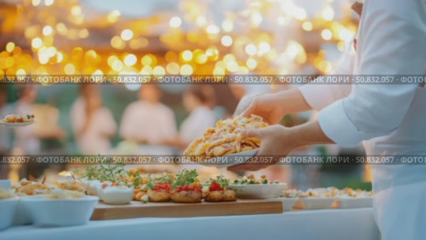 Elegant Catering: Array of Gourmet Appetizers Served Under Twinkling Lights. Стоковое AI-видео, аниматор Данила Большаков / Фотобанк Лори