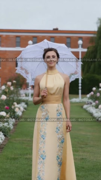 Elegant woman strolling in garden with parasol. Стоковое AI-видео, аниматор Юрий Поздников / Фотобанк Лори