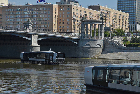 Электрические пассажирские суда на Москве-реке. Бережковская набережная (2024 год). Редакционное фото, фотограф Евгений Кузнецов / Фотобанк Лори