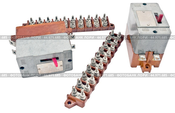 Электрические защитные автоматы, кусачки, клемма на белом. Electrical safety circuit breakers, wire cutters, terminal on white. Стоковое фото, фотограф Татьяна Д / Фотобанк Лори