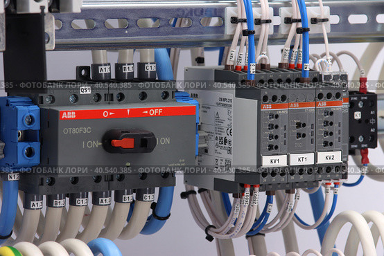 Электрический рубильник компании ABB для переключения режимов работы в электрическом распределительном щите для Умного дома. (2023 год). Редакционное фото, фотограф Нелик Дулатов / Фотобанк Лори