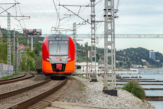 Электричка "Ласточка" Siemens Desiro RUS на побережье Черного моря. Мацеста. Сочи. (2021 год) Редакционное фото, фотограф Юлия Кутыгина / Фотобанк Лори