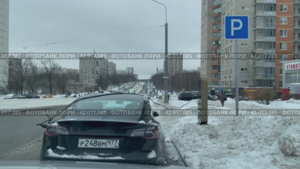 Электромобиль у зарядной станции. Чертановская улица, город Москва, Россия (2024 год). Редакционное видео, видеограф Щеголева Ольга / Фотобанк Лори