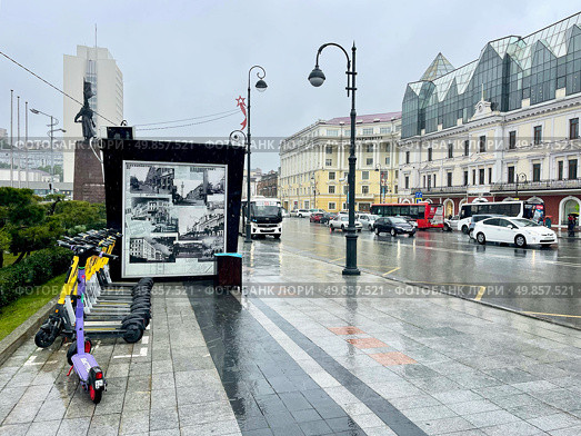 Электросамокаты припаркованы рядом с автобусной остановкой на площади Борцов Революции во Владивостоке в дождливую погоду летом. Редакционное фото, фотограф Овчинникова Ирина / Фотобанк Лори