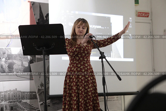 Елена Темченко - фестиваль "Поэтическое стояние" В Балашихинской картинной галерее (2024 год). Редакционное фото, фотограф Дмитрий Неумоин / Фотобанк Лори