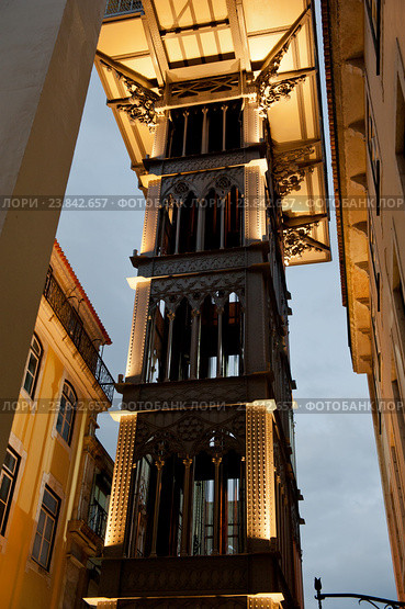 Элевадор-ди-Санта-Жушта (Elevador de Santa Justa) или Элевадор-ду-Карму (Elevador do Carmo). Вечер. Лиссабон. Португалия (2016 год). Редакционное фото, фотограф E. O. / Фотобанк Лори
