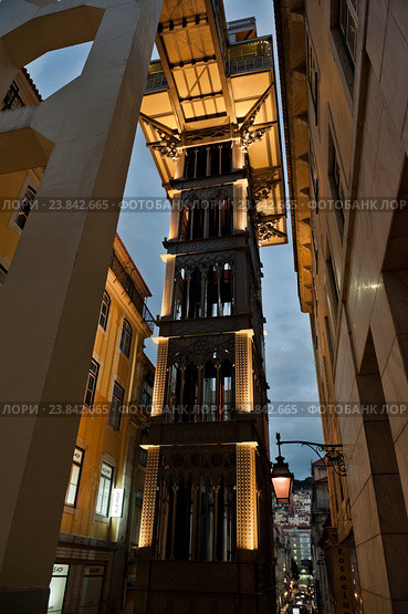 Элевадор-ди-Санта-Жушта (Elevador de Santa Justa) или Элевадор-ду-Карму (Elevador do Carmo). Вечер. Лиссабон. Португалия (2016 год). Редакционное фото, фотограф E. O. / Фотобанк Лори