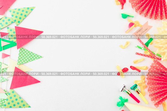 elevated view happy birthday flag party horn blower balloon bunting white surface. Стоковое фото, агентство Ingram Publishing / Фотобанк Лори