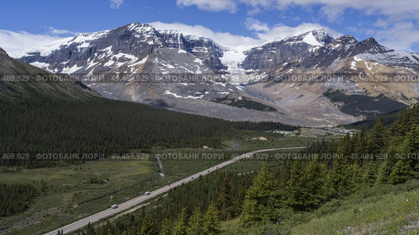 Elevated view of highway passing through mountainous landscape, Columbia Icefield, Icefields Parkway, Jasper, Alberta, Canada. Стоковое фото, агентство Ingram Publishing / Фотобанк Лори