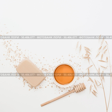 elevated view soap honey honey dipper hush white surface. Стоковое фото, агентство Ingram Publishing / Фотобанк Лори