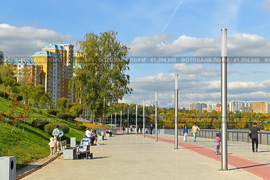 Embankment and new modern residential area of Pavshinsky floodplain on Moscow River  in autumn sunny day (2023 год). Редакционное фото, фотограф Валерия Попова / Фотобанк Лори