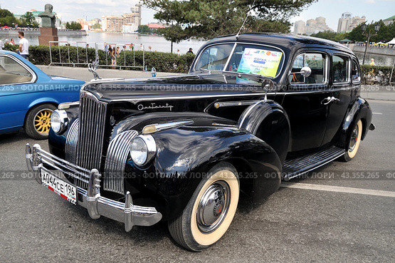 Эмблема Packard One-Twenty 1941 года выпуска. Американский автомобиль представительского класса. Выставка ретроавтомобилей в День города. Екатеринбург (2016 год). Редакционное фото, фотограф Александр Тараканов / Фотобанк Лори